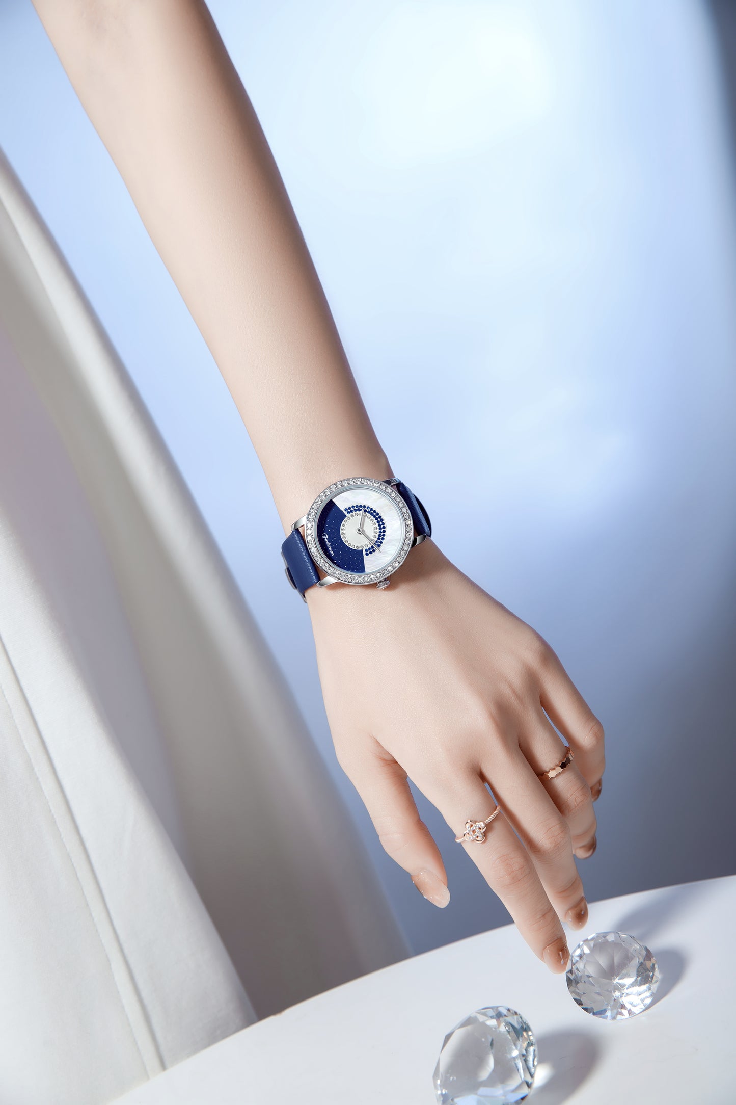 Ferhmen 6008 Women's Minimalist Light Luxury Sapphire Quartz Watch